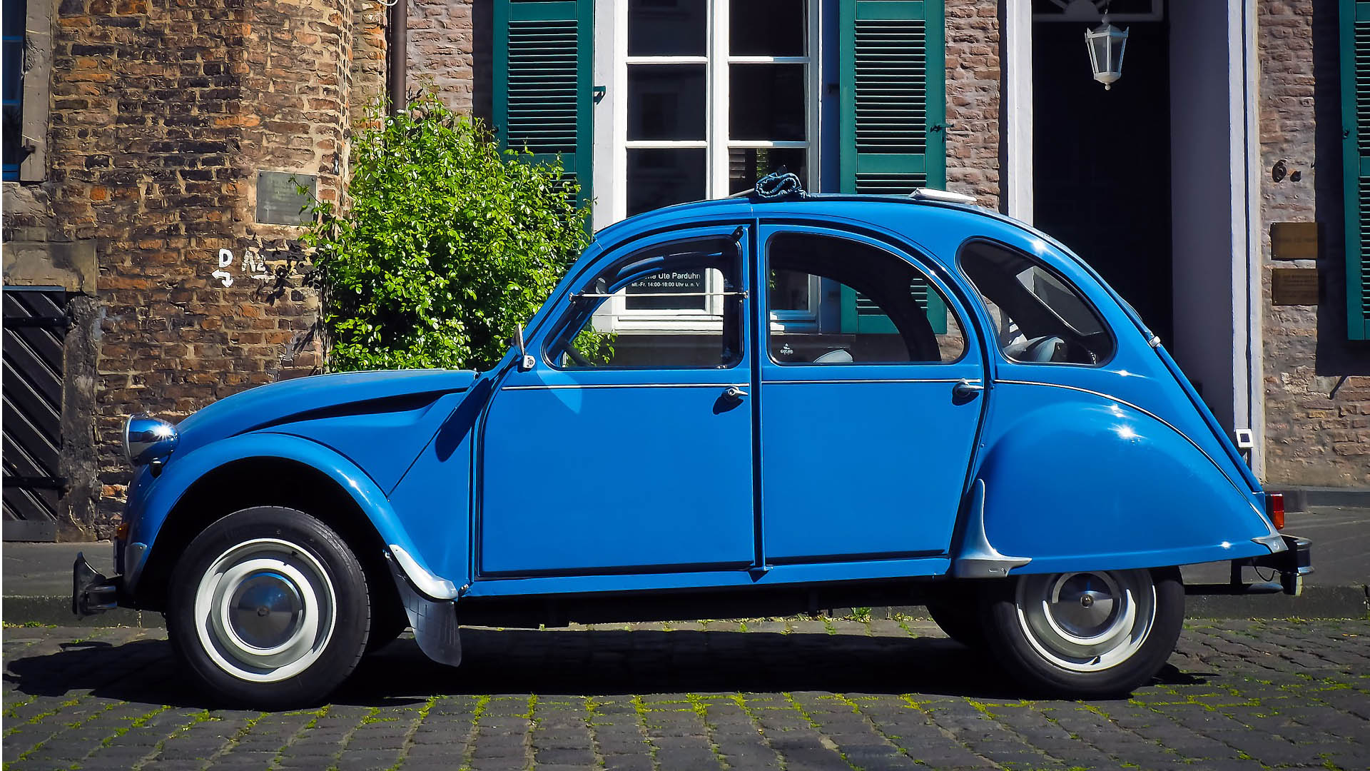 Sininen Citroën 2CV henkilöauto