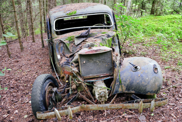 Citroën B11 hylättynä metsässä