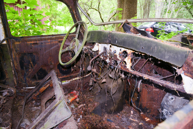 Citroën B11 hylättynä metsässä